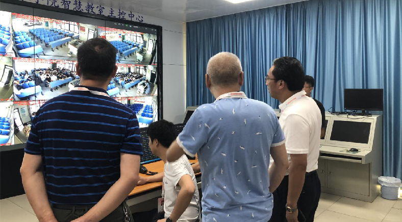 1600404917108612.png 学院党委书记吴伟生在智慧教室主控中心查看开学上课情况.png