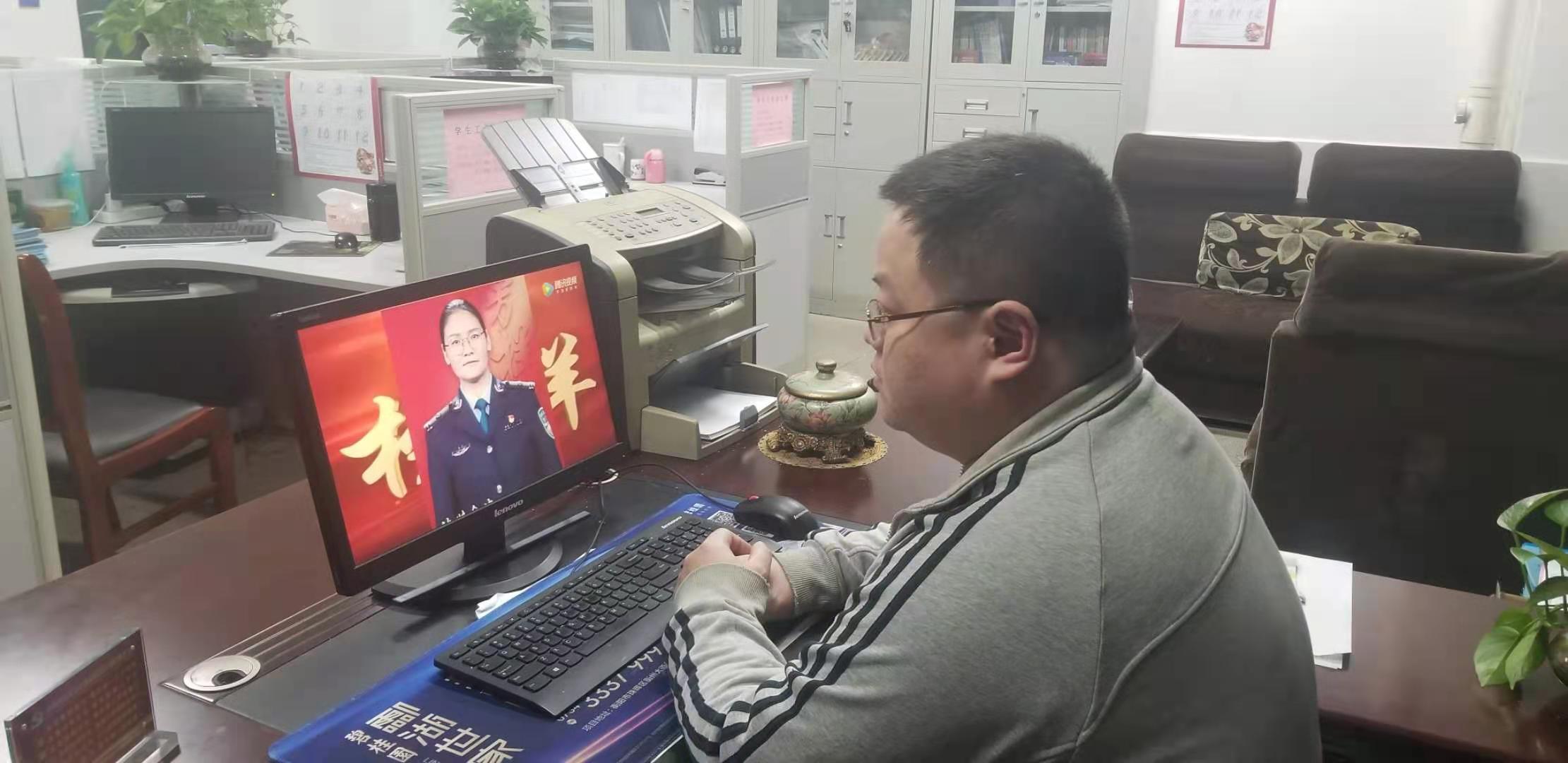 值班教师颜晗观看《榜样》.jpg