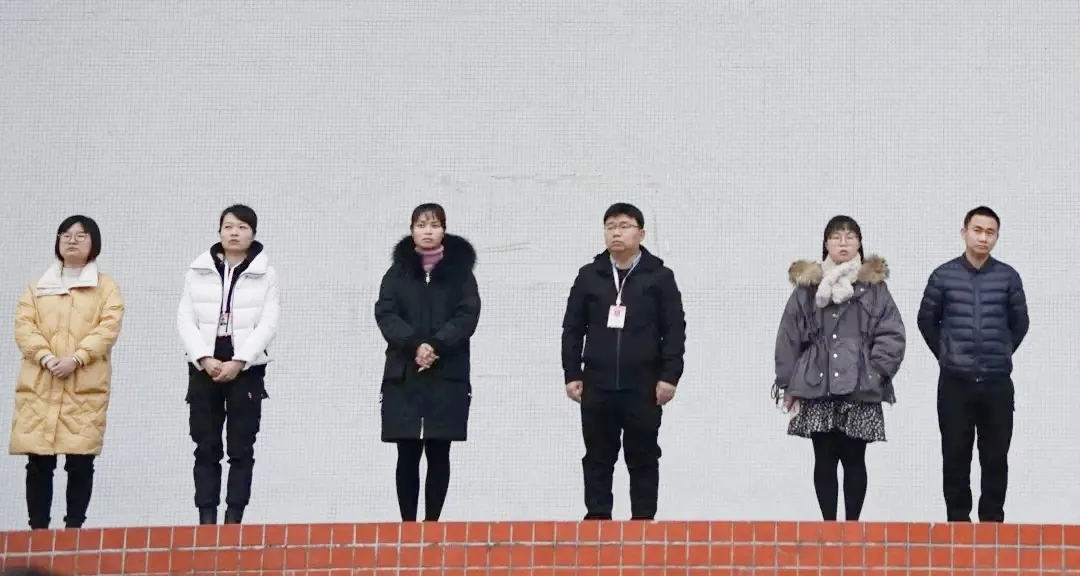 参与升旗仪式的领导老师.png