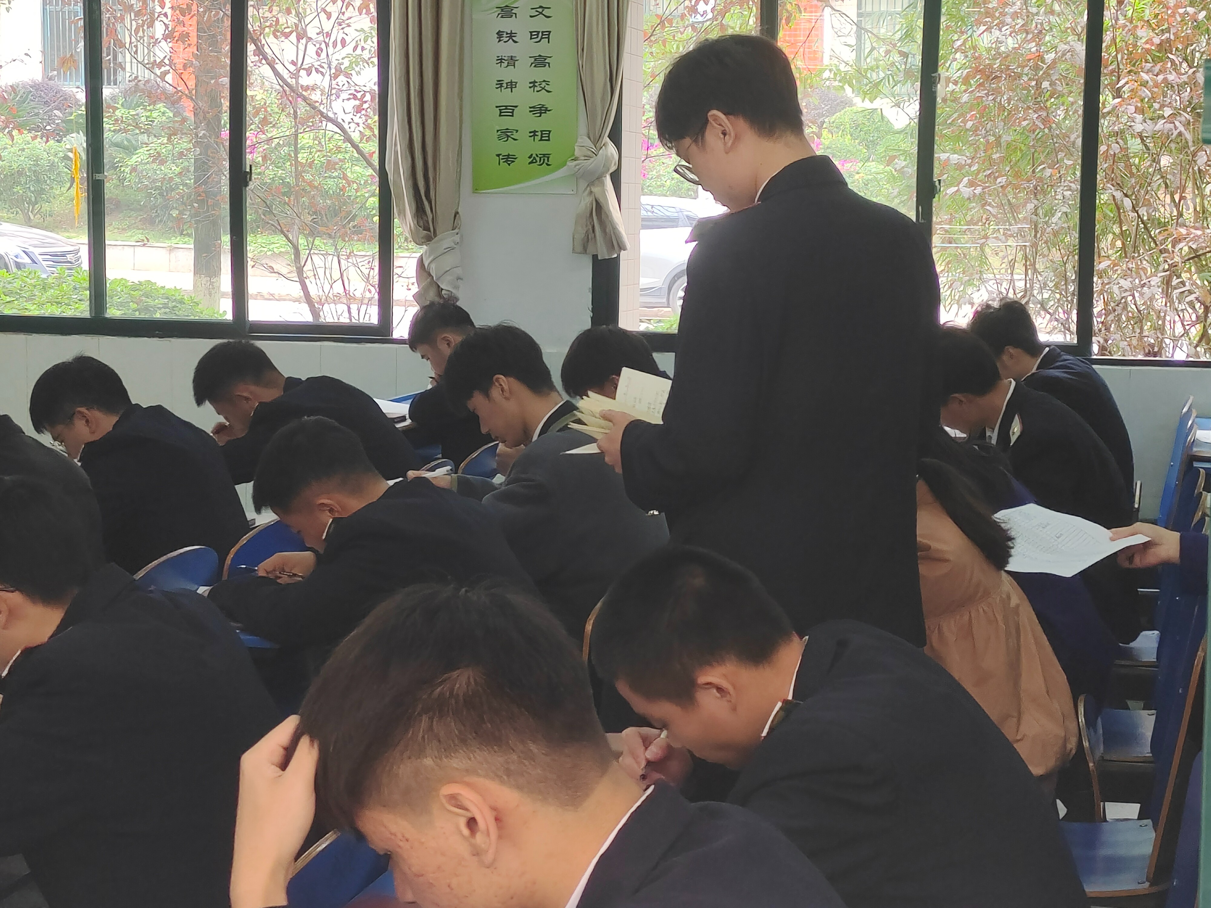 学生认真答题.jpg