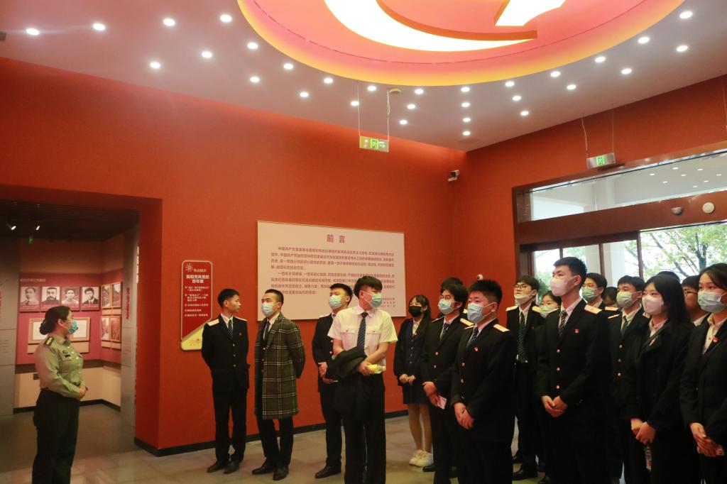 1637065197119258.jpg 学生党员参观衡阳市党史馆.JPG