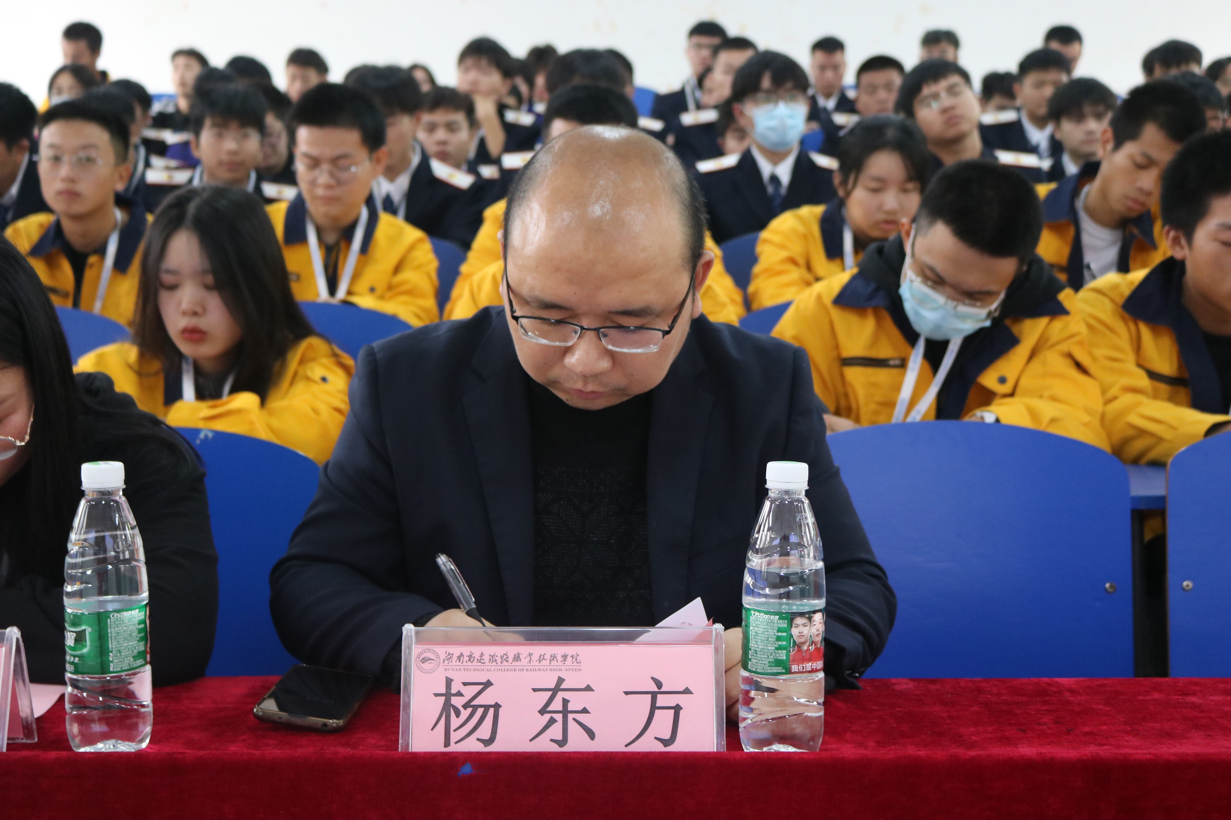 铁道工程学院党总支书记杨东方出席会议.JPG