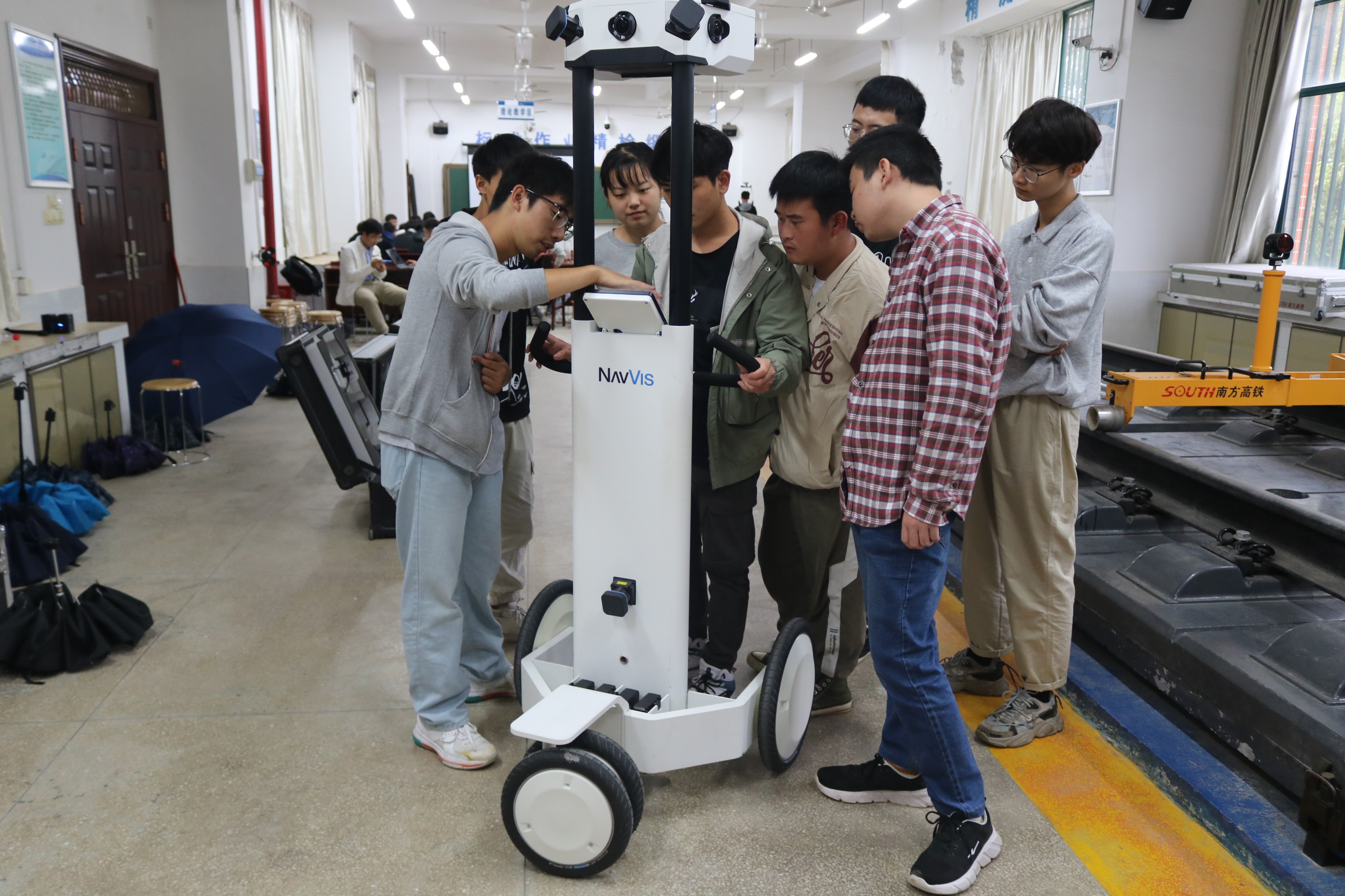 南方测绘公司项目实施陈文昌教学生使用三维激光扫描仪M6系统.JPG