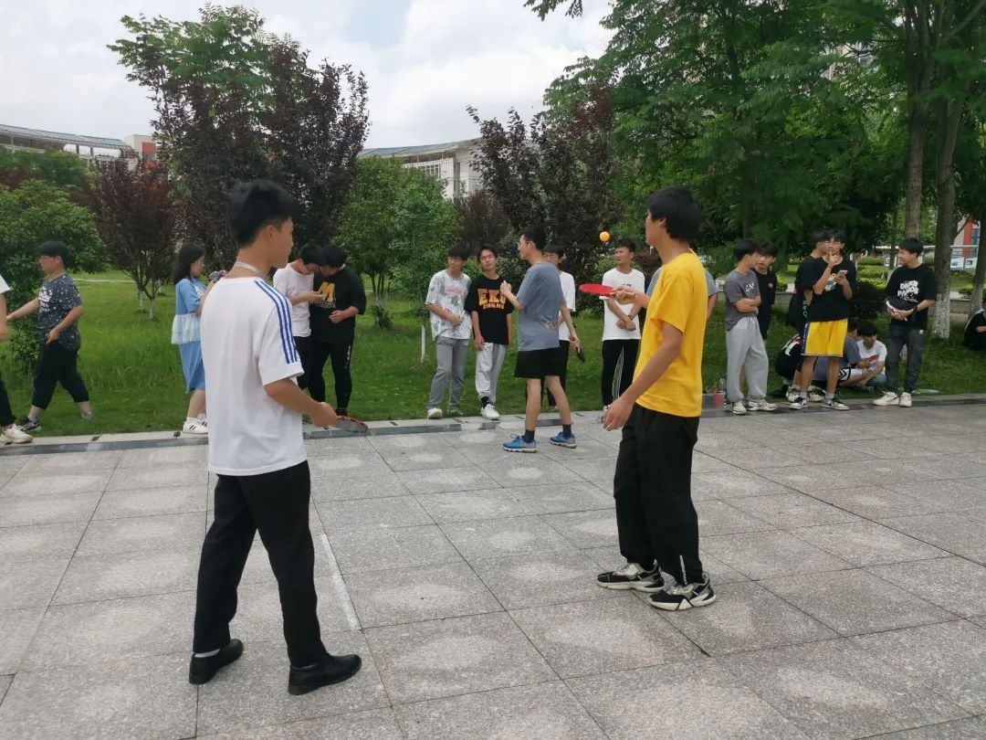 1654358037983534.jpg 跳跃的乒乓球.jpg