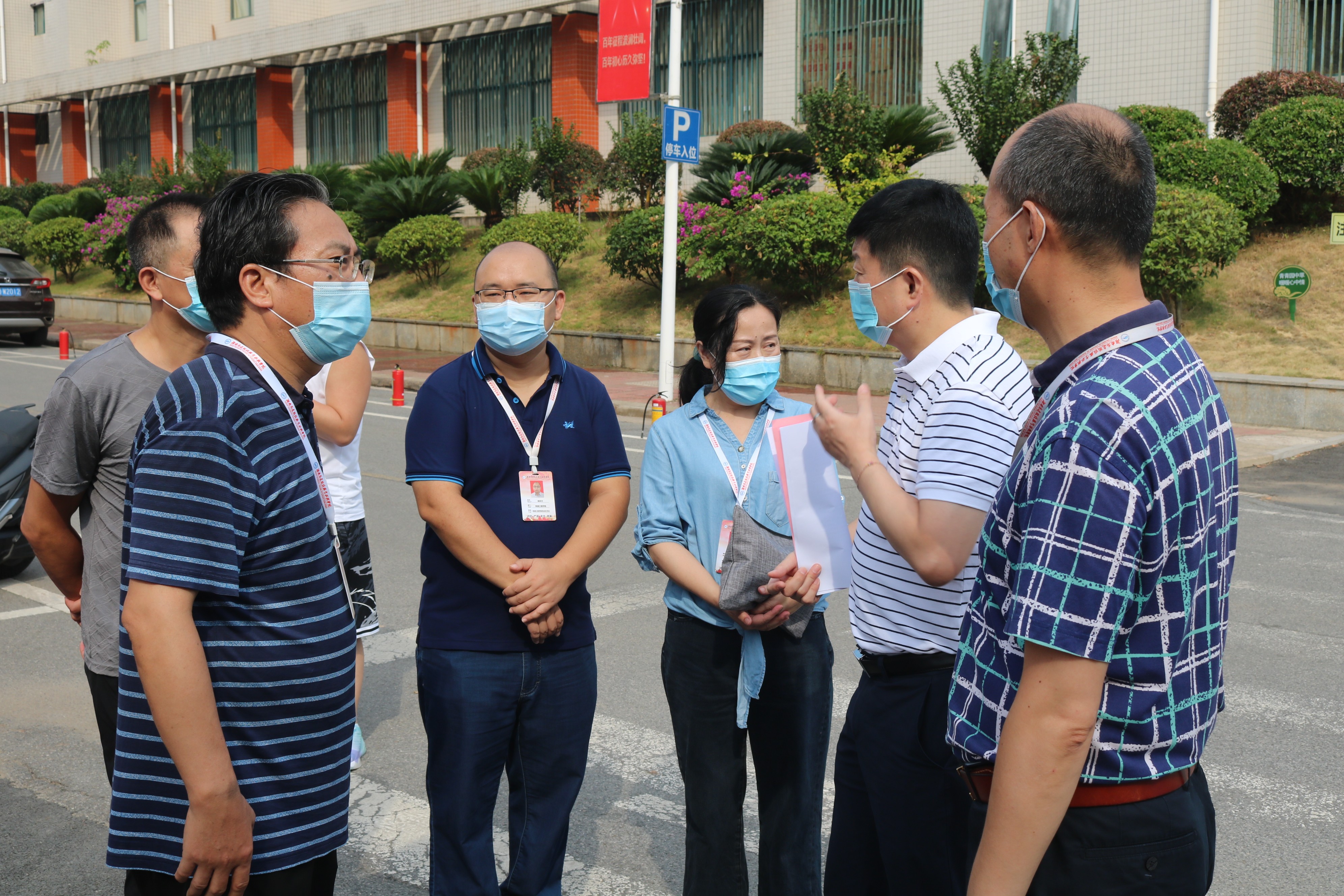 吴伟生书记指导铁工学院迎新工作 (2).JPG