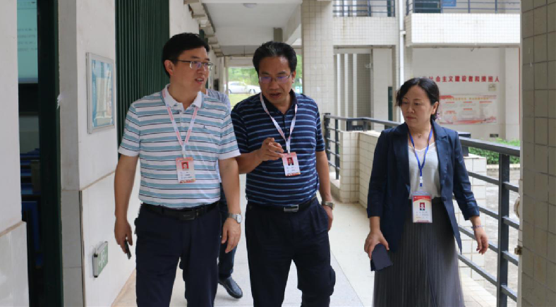 1600404946136195.png 学院党委书记吴伟生走访教室了解教学情况.png