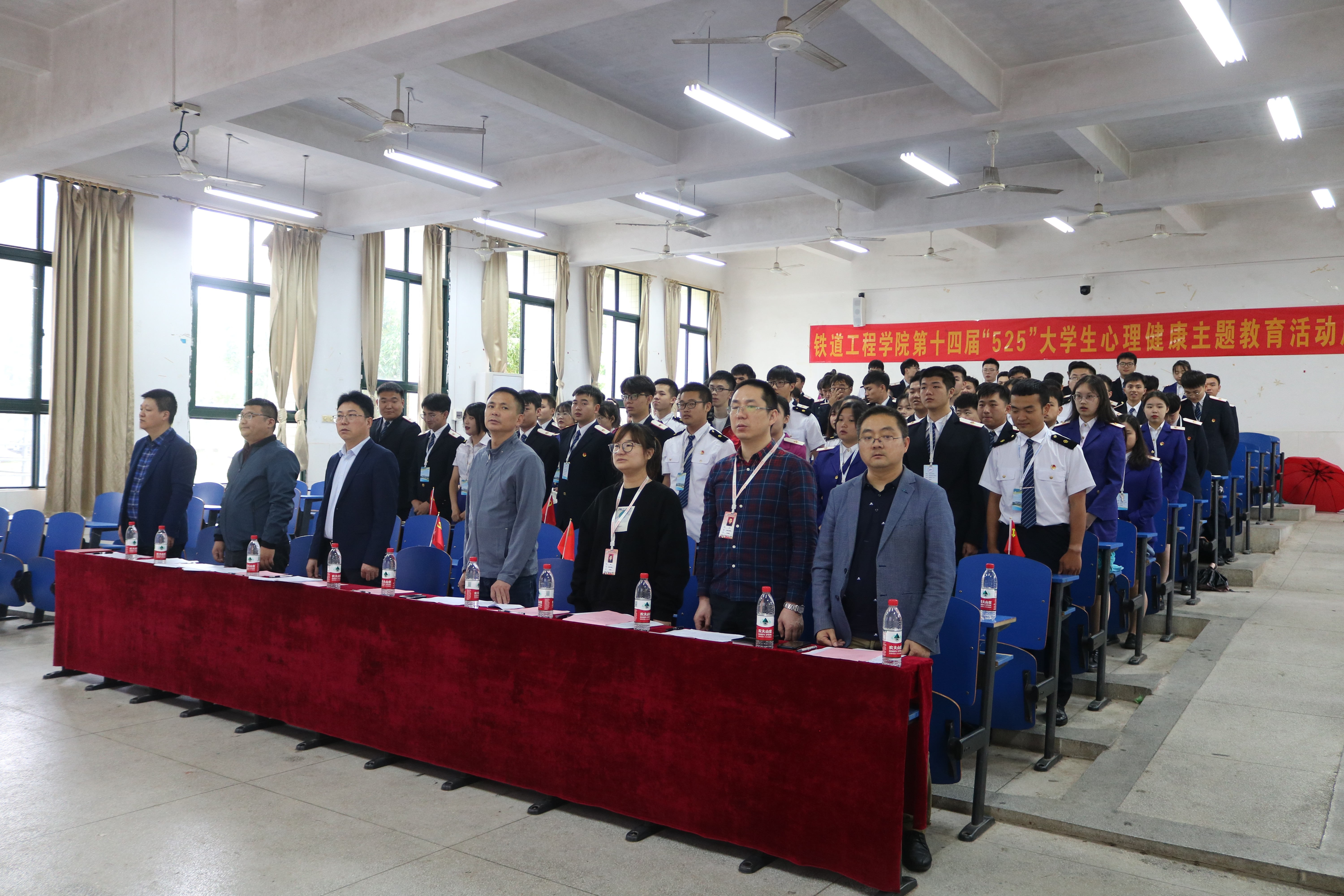 1621657452546589.jpg 全体师生合唱国际歌.JPG