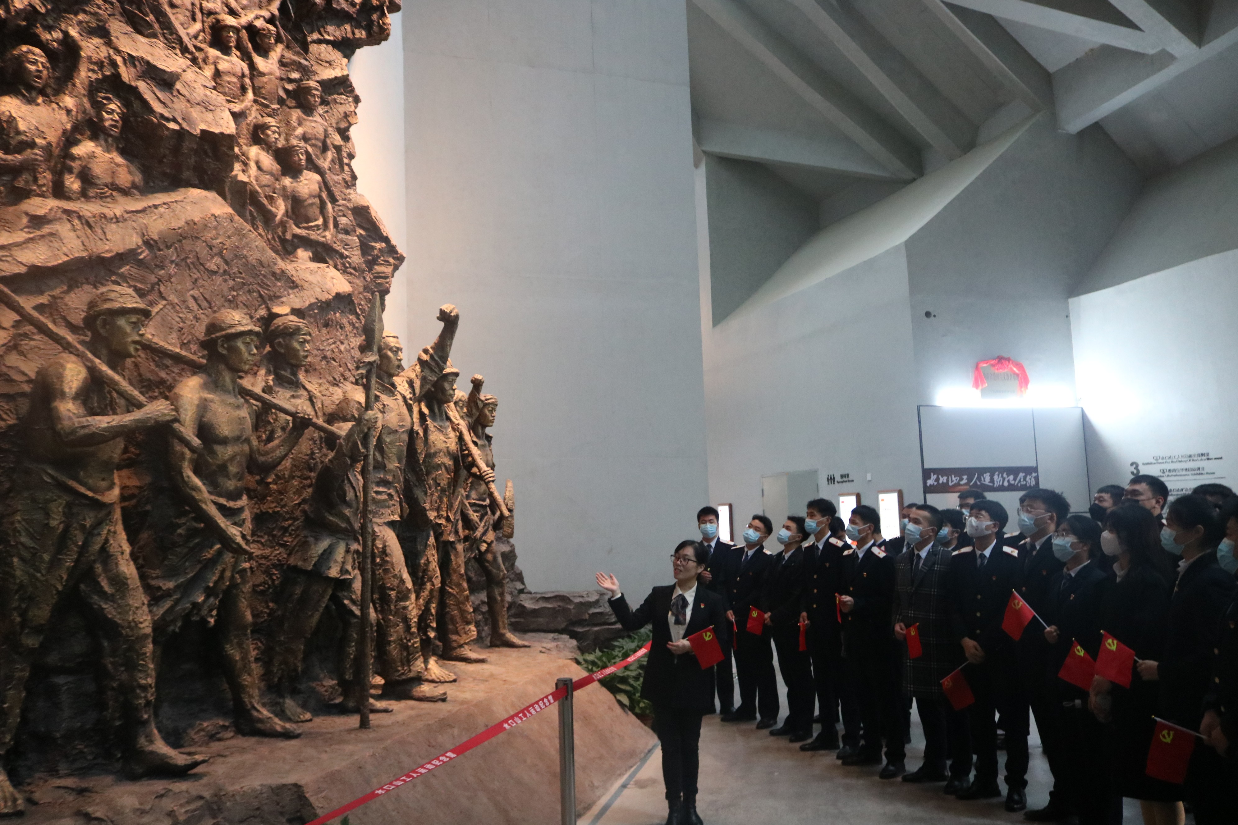 1637065168849318.jpg 学生党员参观水口山工人纪念馆.JPG