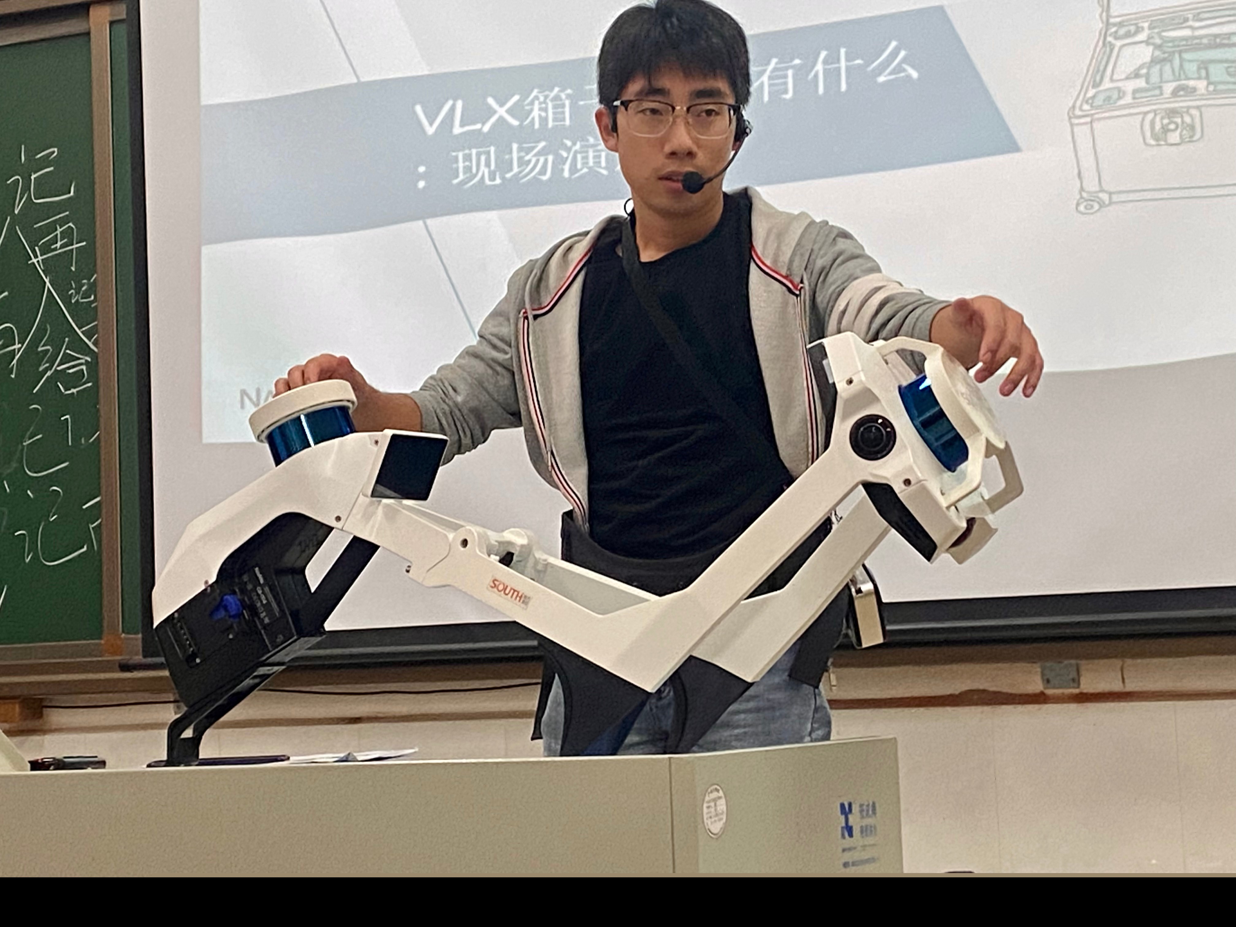 南方测绘公司项目实施陈文昌讲解三维激光扫描仪VLX系统基本操作.jpg