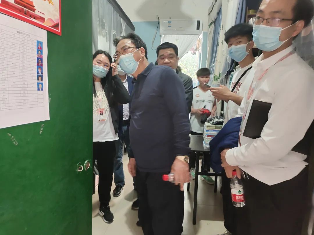 1650268867950270.jpg 院党委书记吴伟生与其他领导老师们检查标准化示范宿舍.jpg