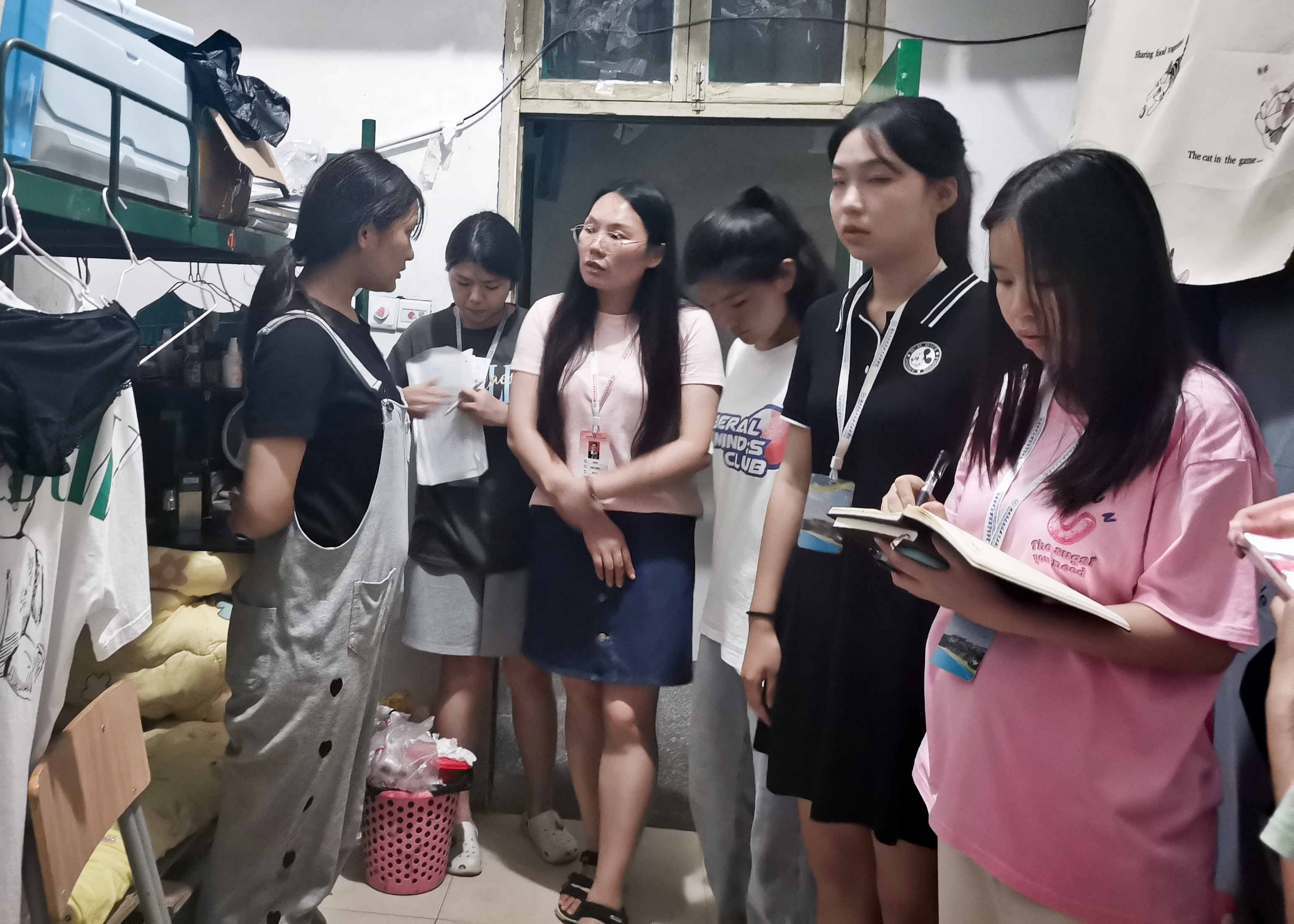 1625286921112480.jpg 铁道工程学院学生党支部书记彭杰芳带领查寝.jpg
