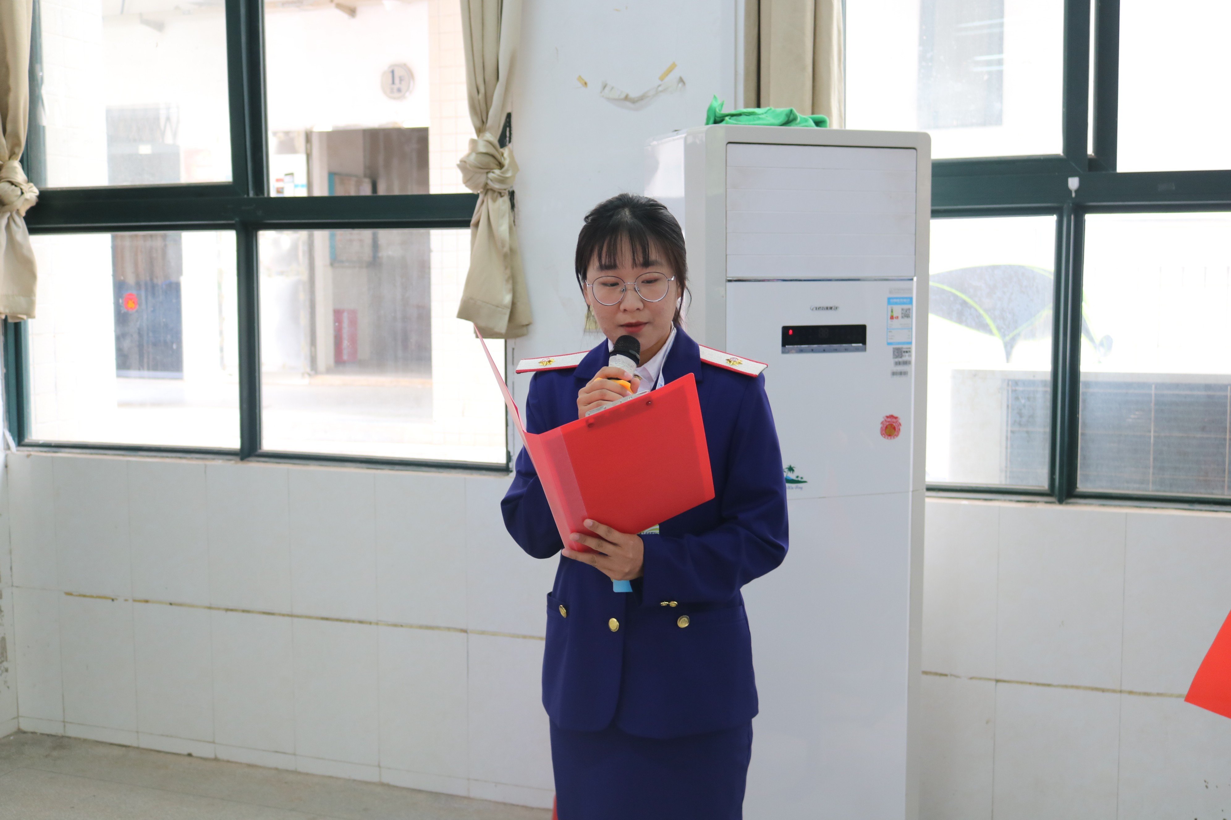 主持人主持开班仪式.JPG