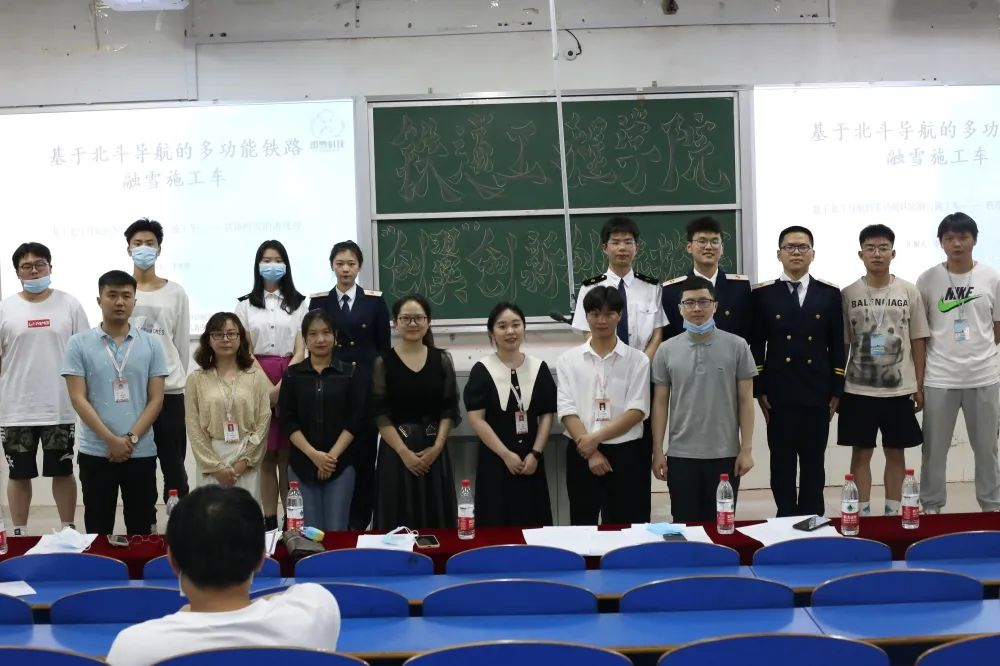 1650268191658171.png 领导老师与参赛选手合照.png