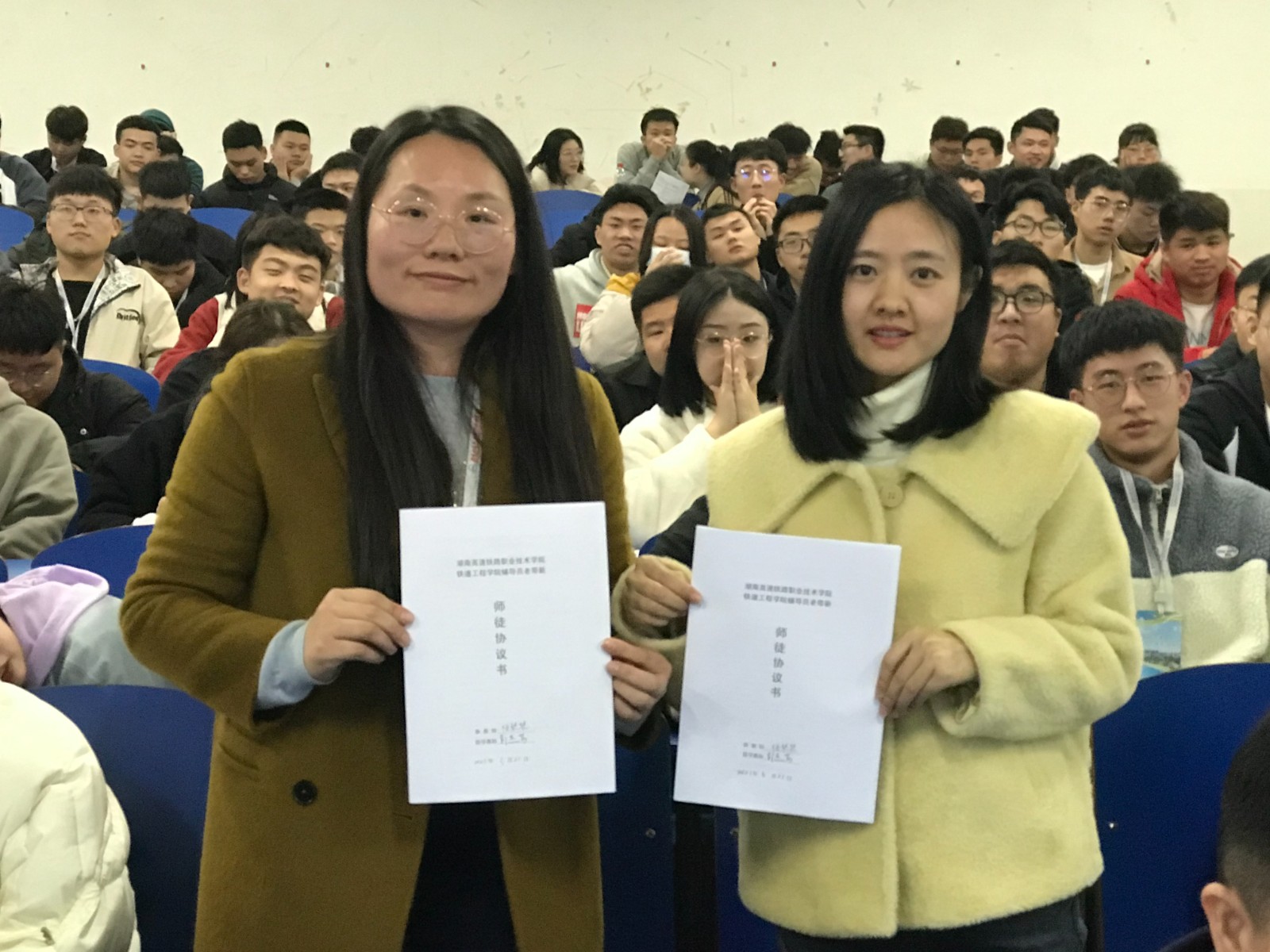 专职辅导员彭杰芳与新任辅导员伍琴琴签订协议.jpg