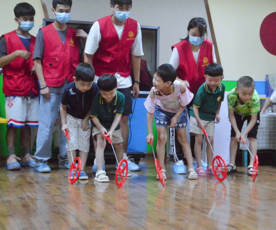 1624271782105535.jpg 小朋友们进行游戏比赛.jpg
