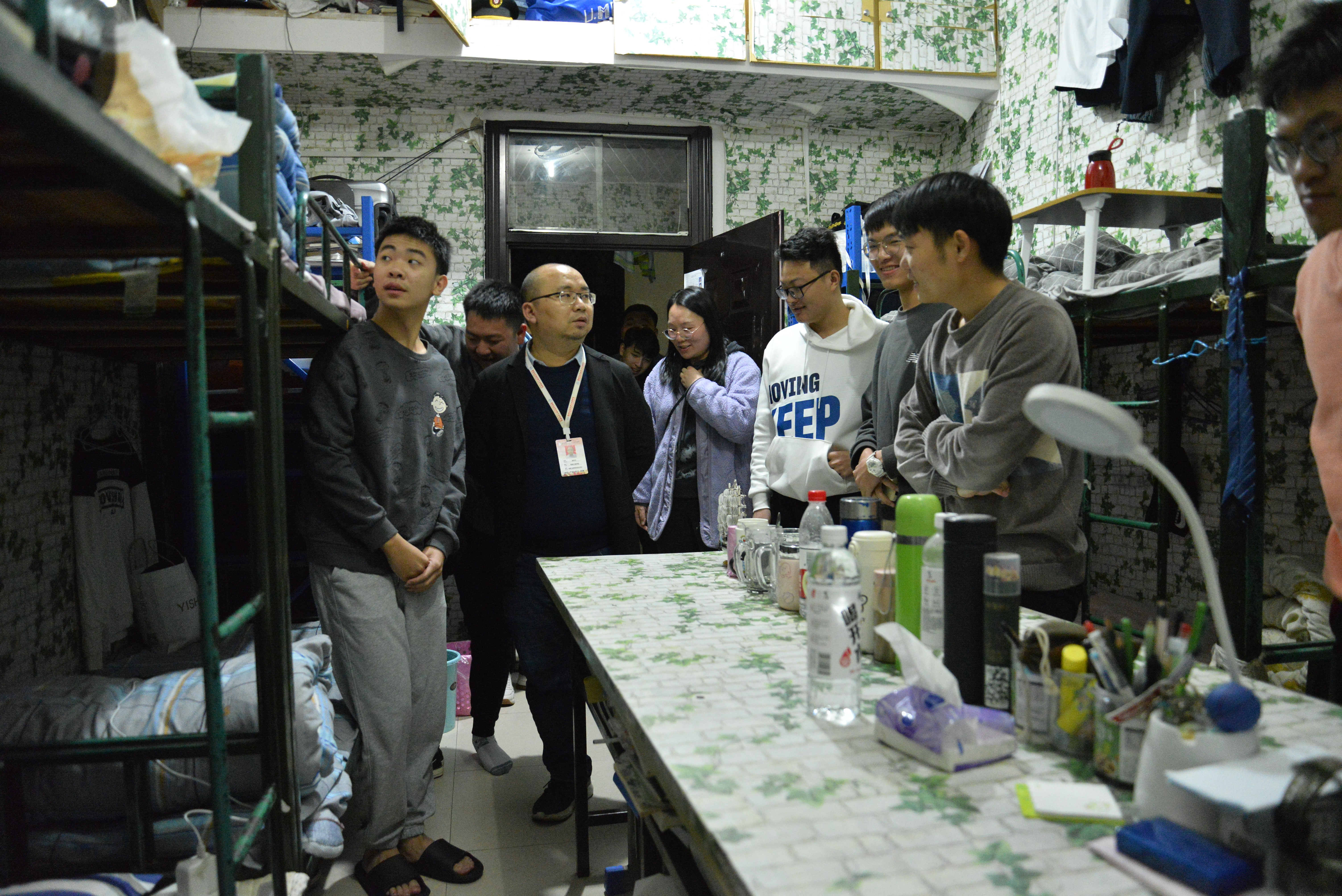 领导老师检查学生宿舍情况.JPG
