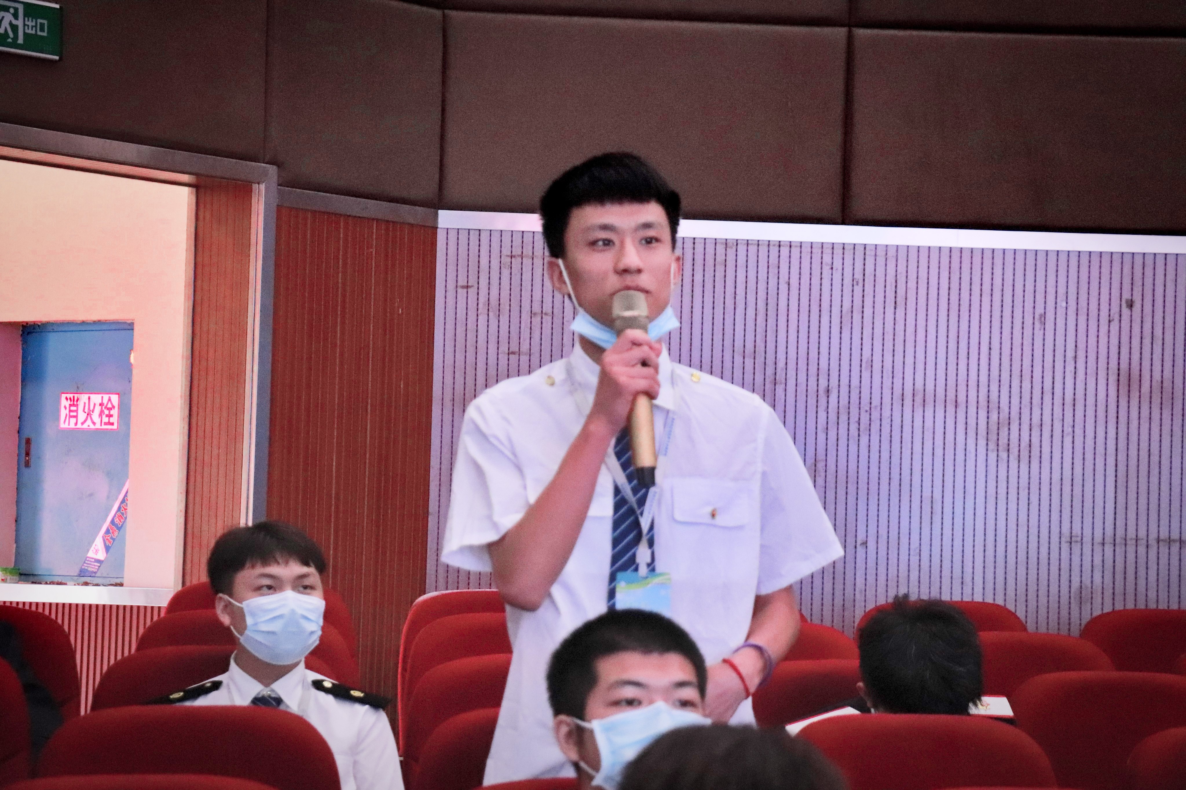 学生向刘成禹教授提问.jpg