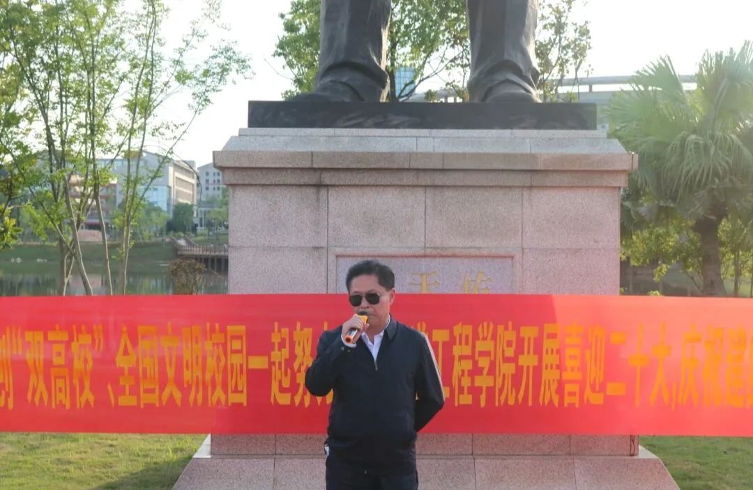 1651924865782705.jpg 学院关工委成员、原院长戴力斌教授为师生们讲天佑精神、学校优良传统.jpg