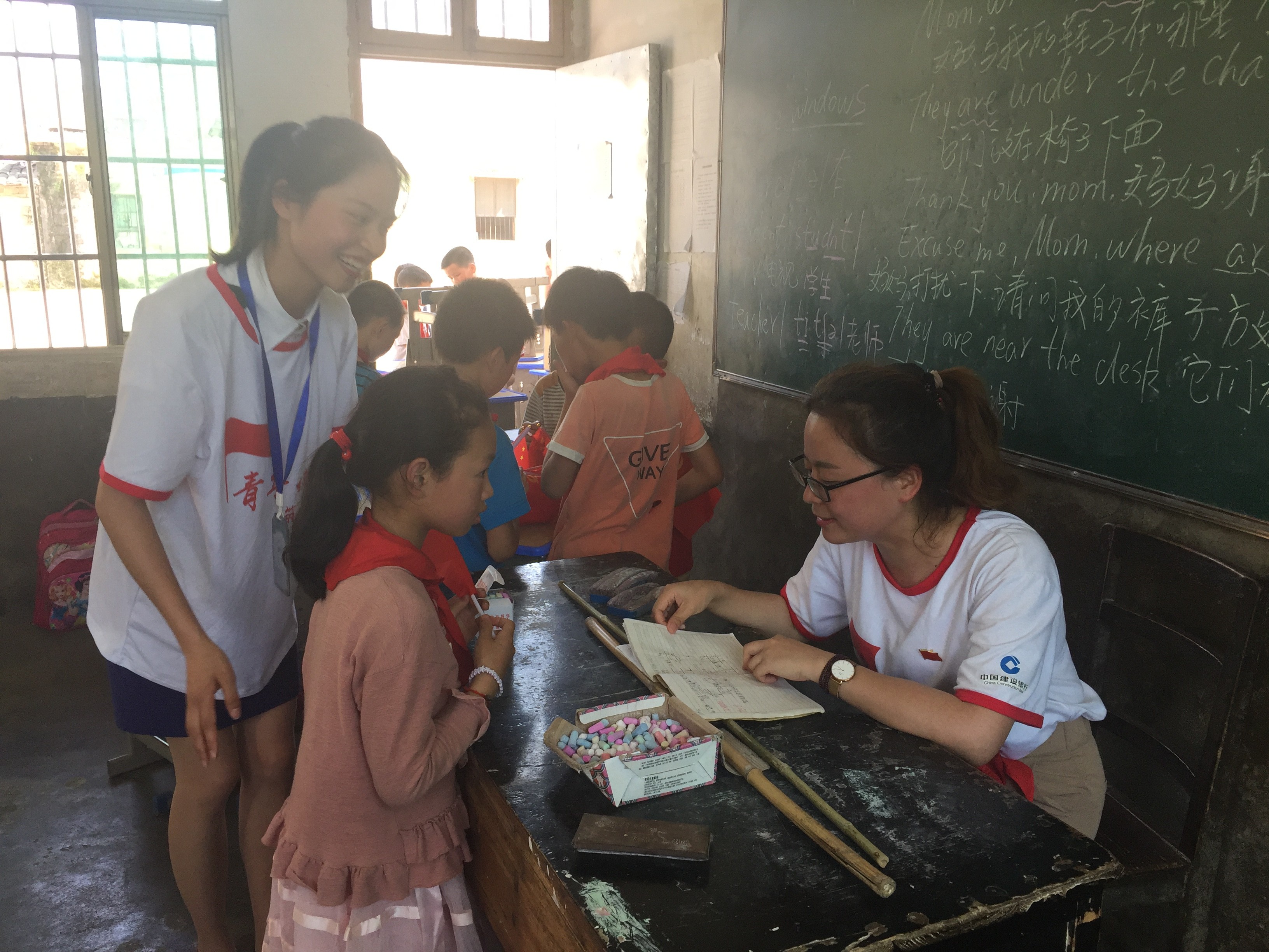 1620293292418613.jpg 对育才小学小朋友进行心理辅导.JPG