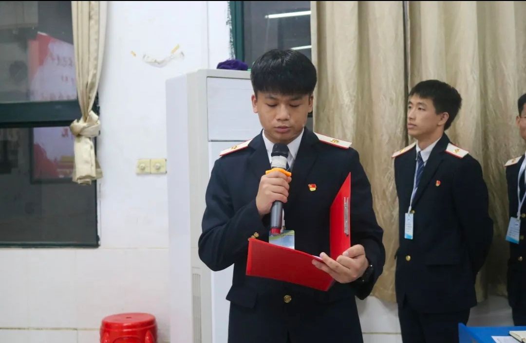 1634099217955219.jpg 学生会副主席黄俊杰主持会议.jpg