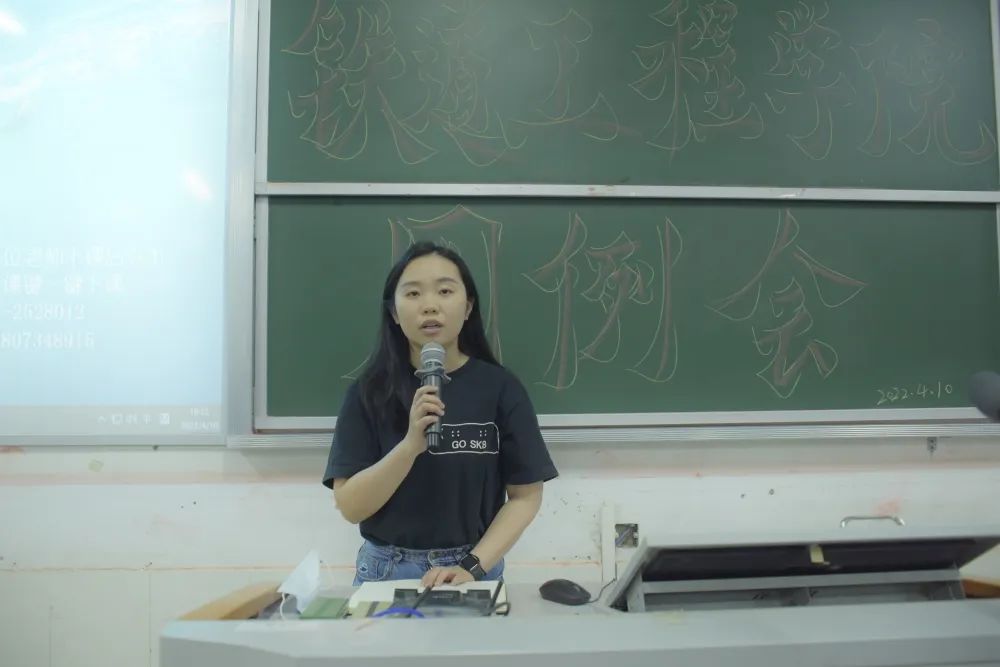 1649856688678094.jpg 铁道工程学院学生科科长陈梅发表讲话.jpg