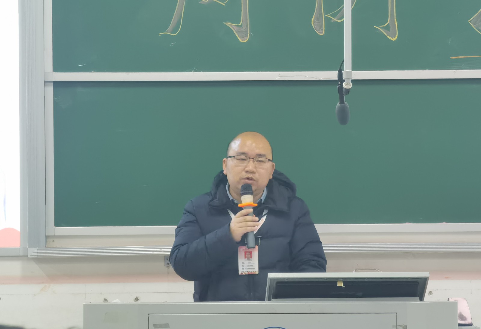 铁道工程学院党总支书记杨东方上台讲话.jpg