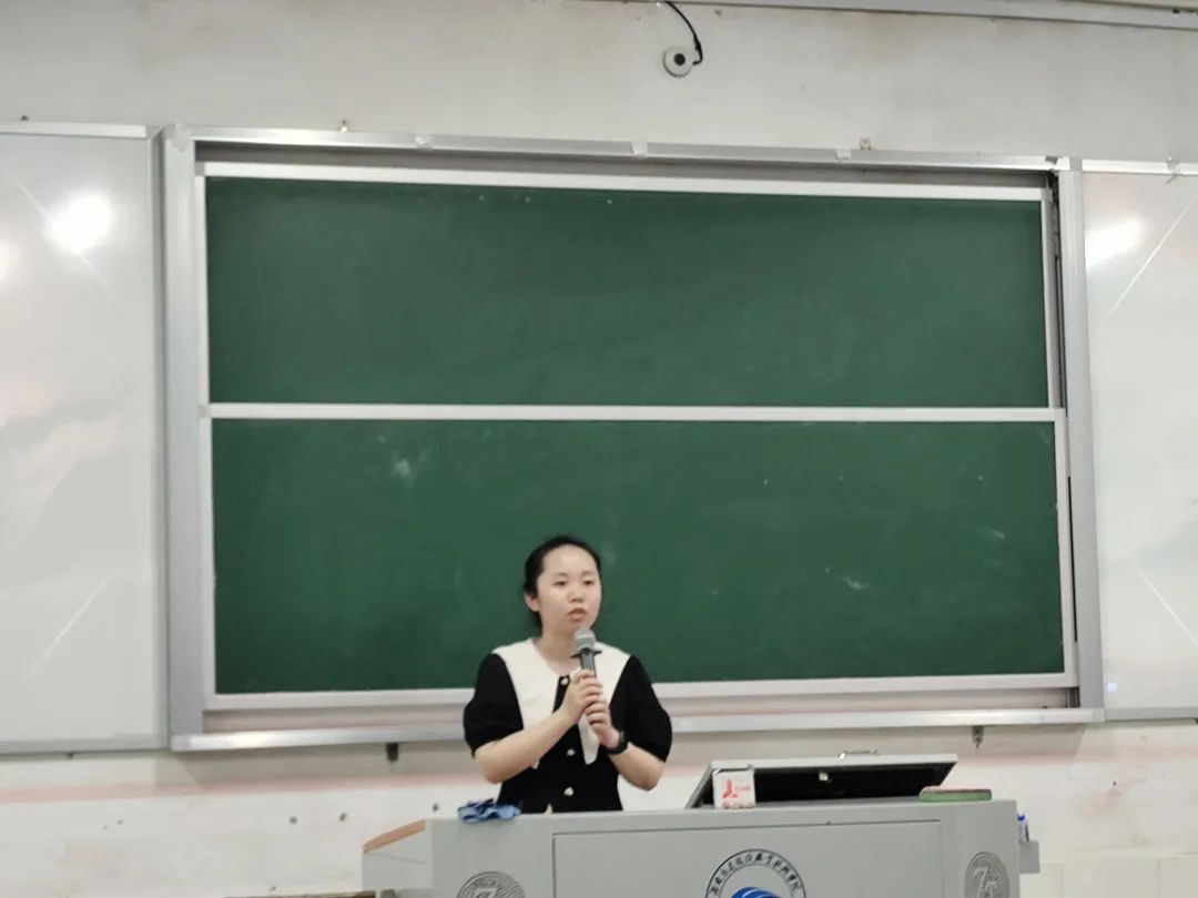 铁道工程学院学生科科长陈梅发表讲话.jpg