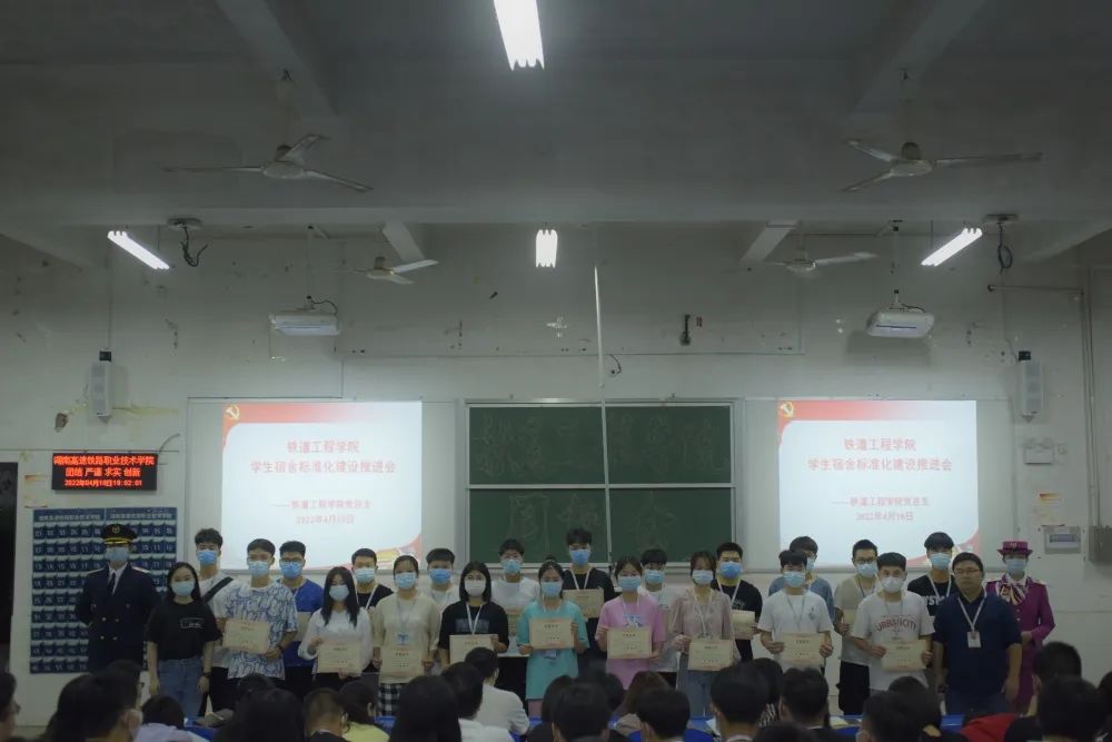 1649856738130123.jpg 领导老师与文明标兵合影.jpg
