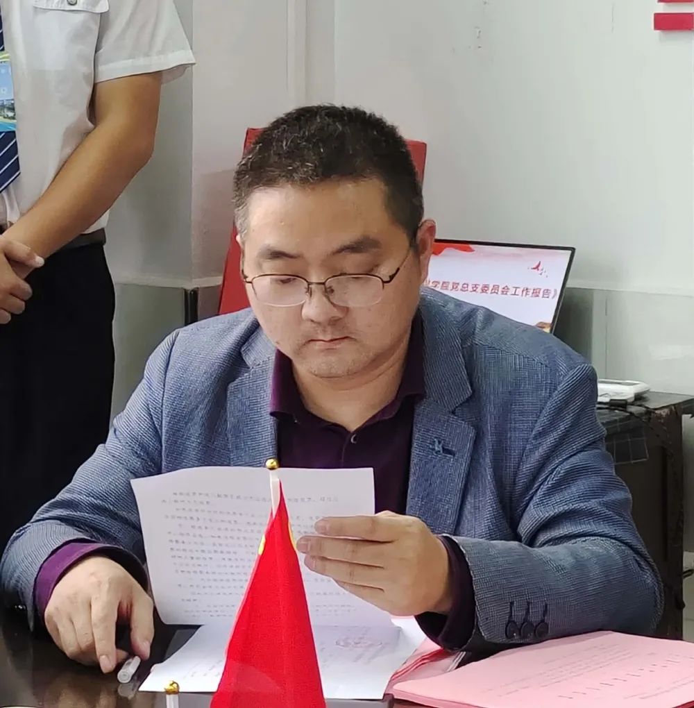 1653889935118858.jpg 铁道工程学院党政办主任兼组织员黄小兵.jpg