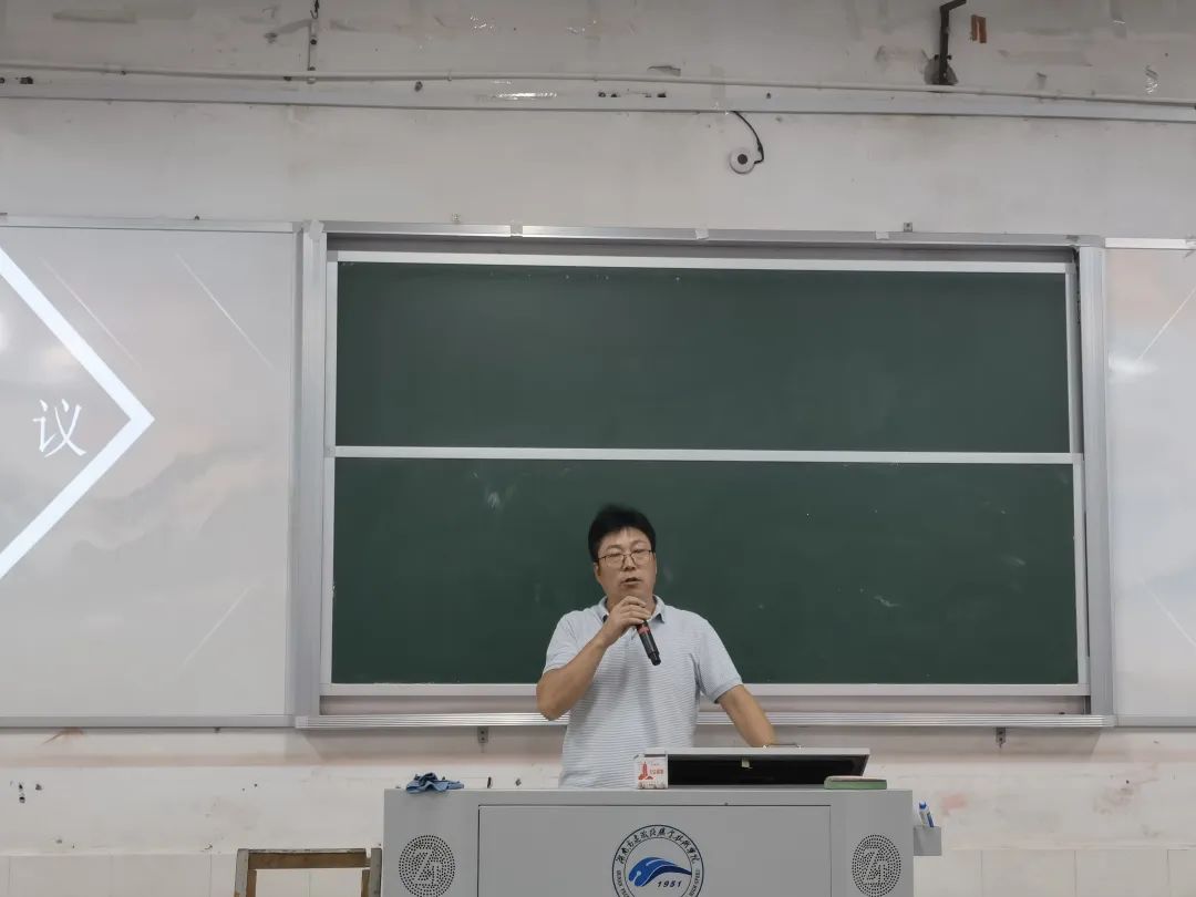 铁道工程学院党总支书记秦立朝发表讲话.jpg