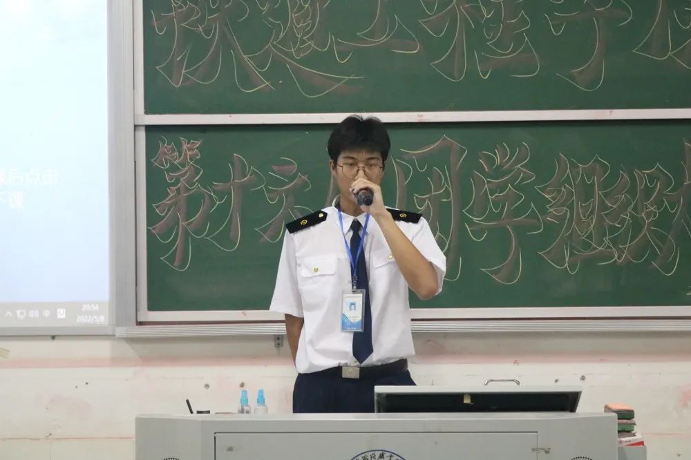 办公室汇报工作.jpg