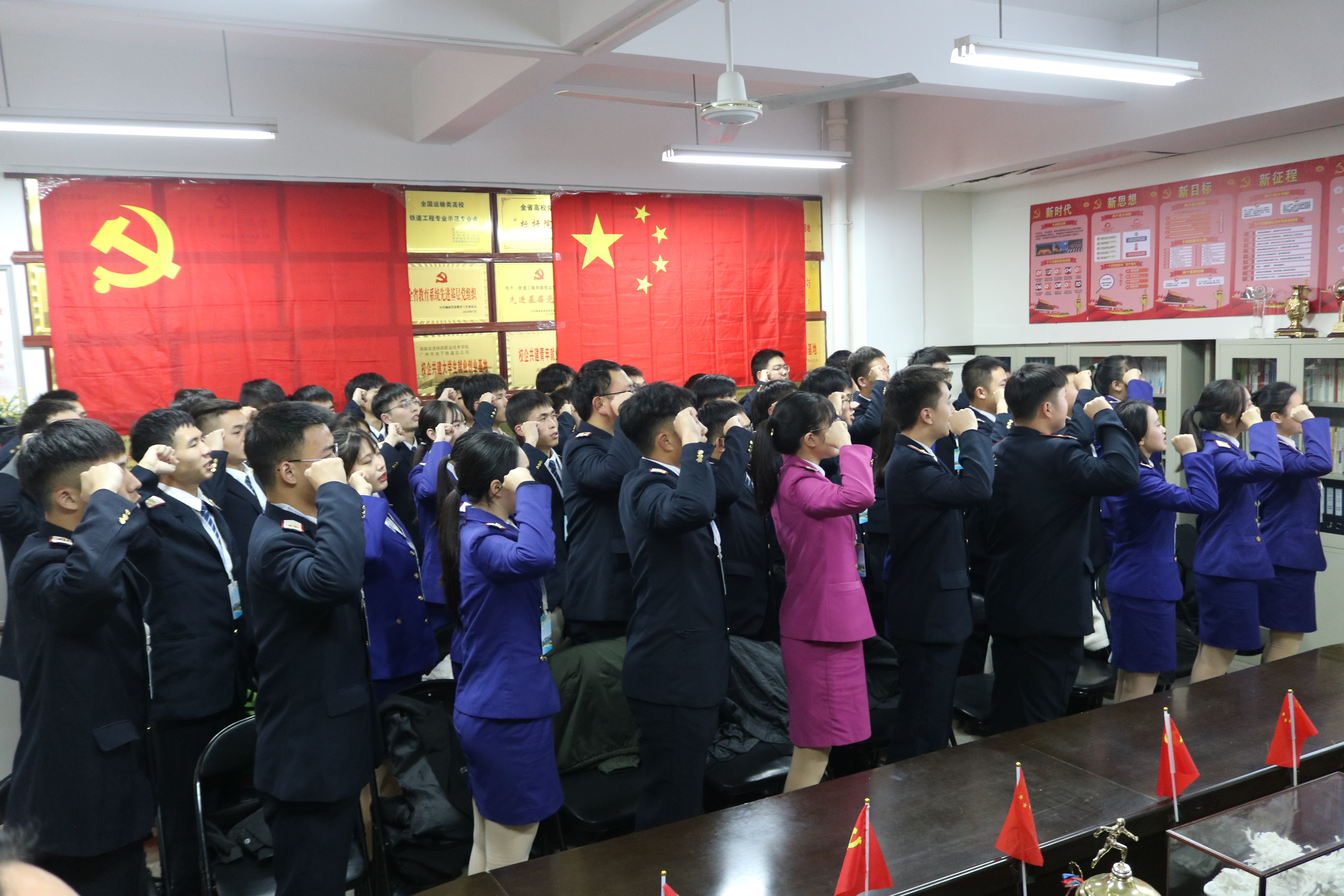 1639748301556702.jpg 全体起立宣誓.JPG
