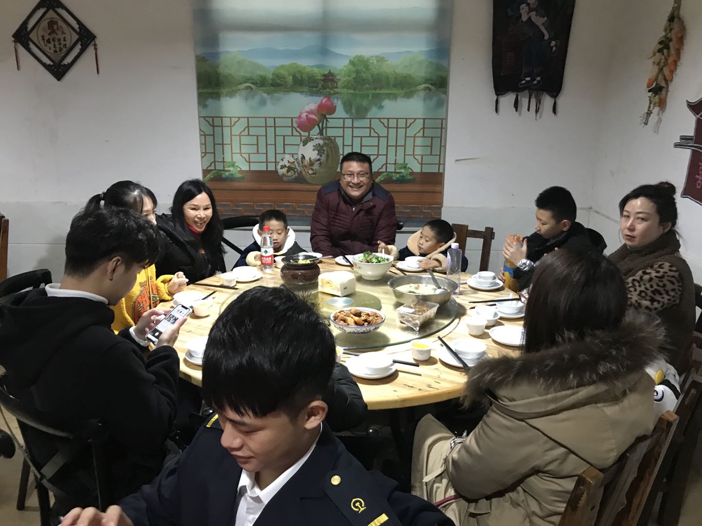 1608014954134099.jpg 与家属们一起共享美食.JPG