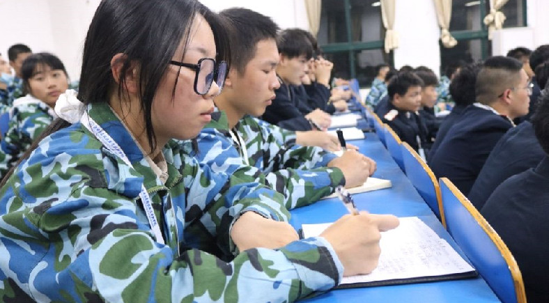 1605713528119284.jpg 学生认真学习团课.jpg