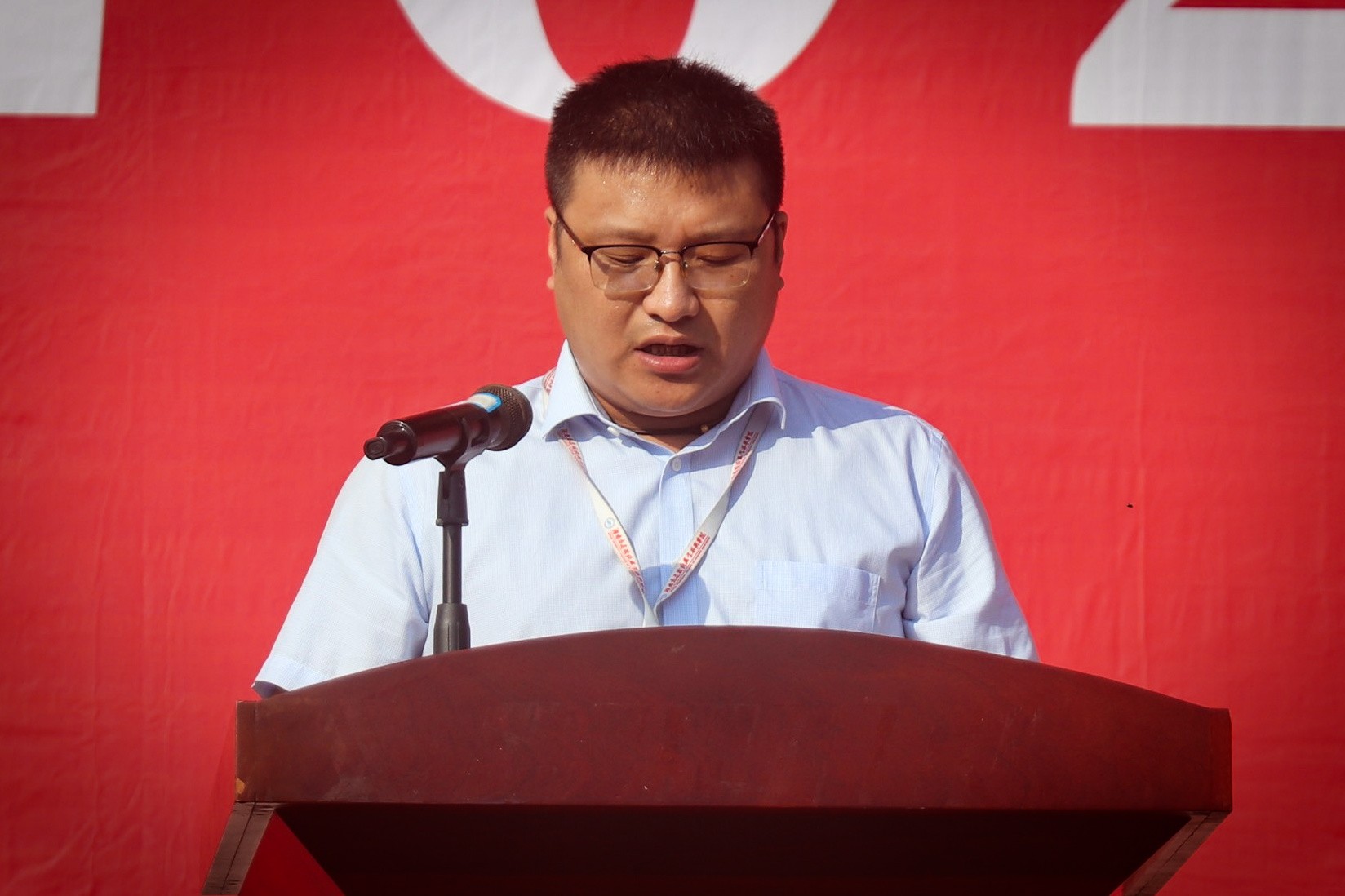 1633158530825908.jpg 老师代表发言.jpg
