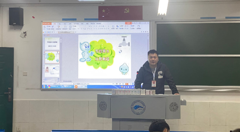 1606182958961760.jpg 辅导员老师组织主题班会.jpg