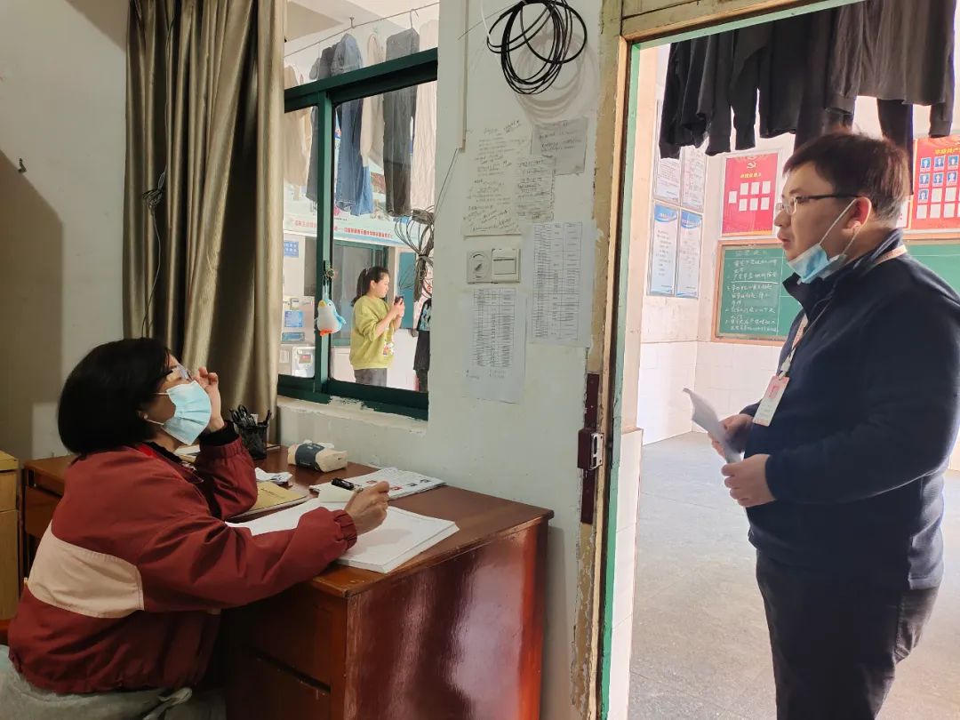 1649332465113547.jpg 铁道工程学院党总支书记杨东方与宿管老师亲切交流.jpg