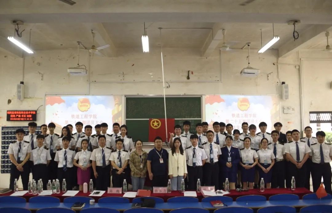 1647579964324373.jpg 领导老师与学生干部合影.jpg