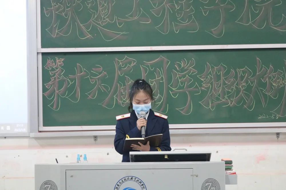 女生部汇报工作.jpg