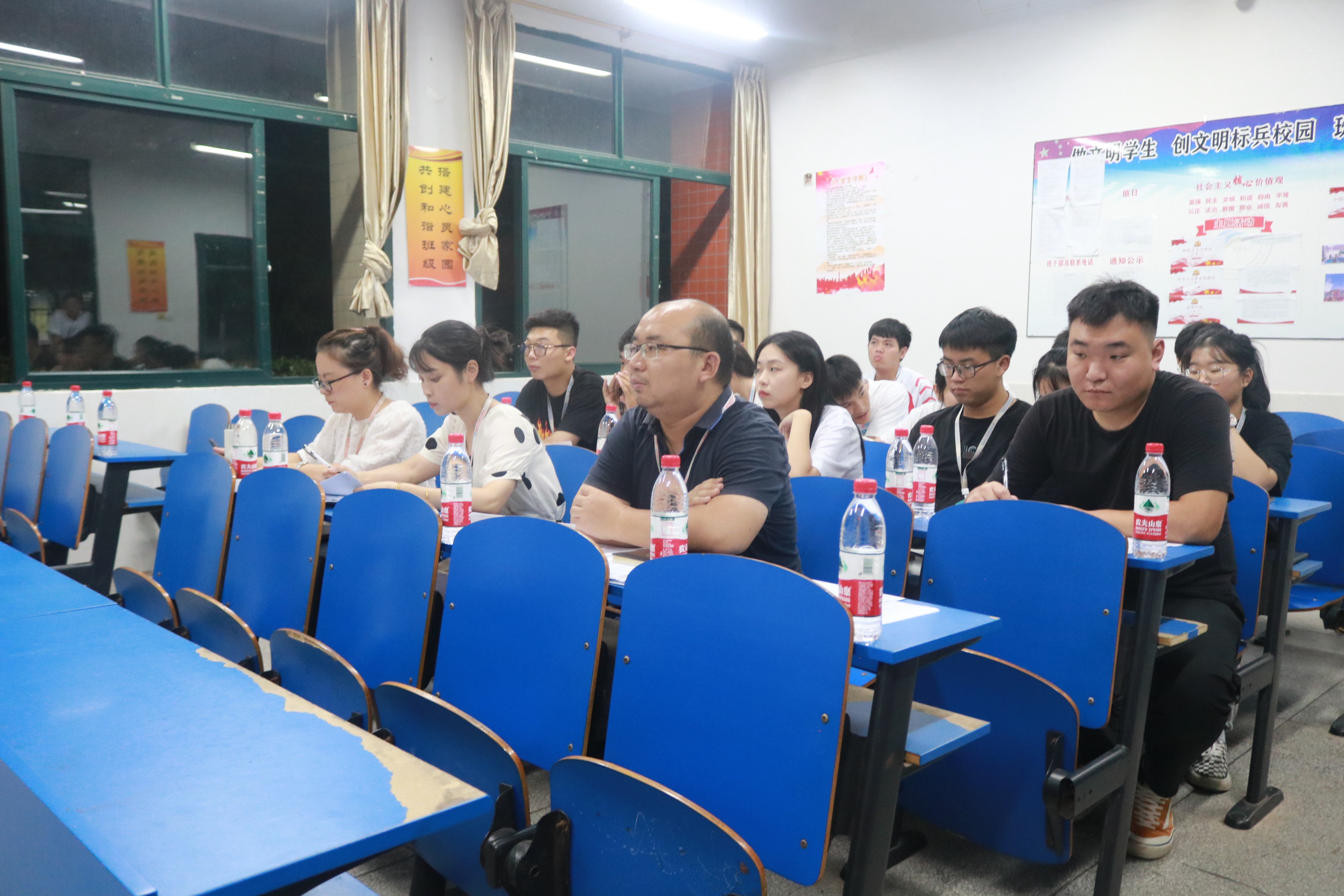 1631419975564146.jpg 面试评委.JPG