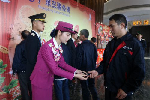 学生进行礼仪服务_meitu_6.jpg