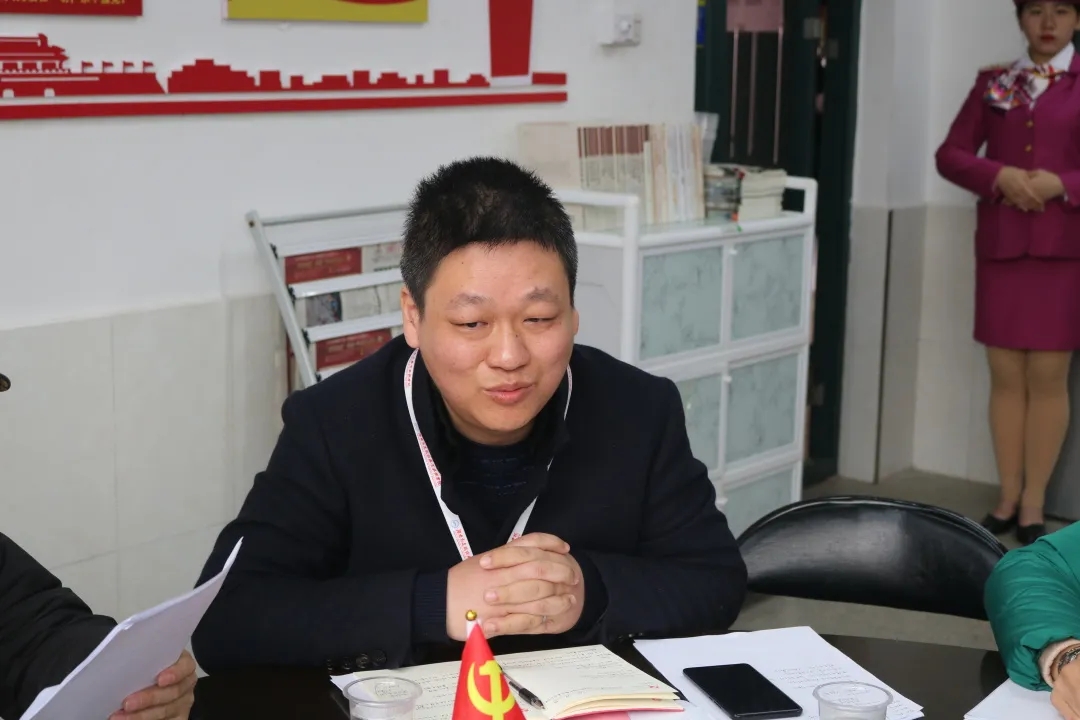 铁道工程学院教师党支部书记陈超参与观看学习.jpg