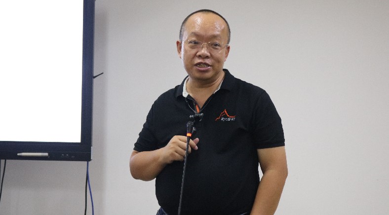 上海华测导航技术有限公司副总裁胡炜授课.jpg