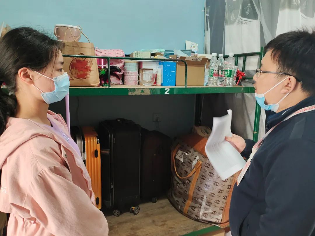 1649332488243990.jpg 铁道工程学院党总支书记杨东方老师为寝室建设提建议.jpg