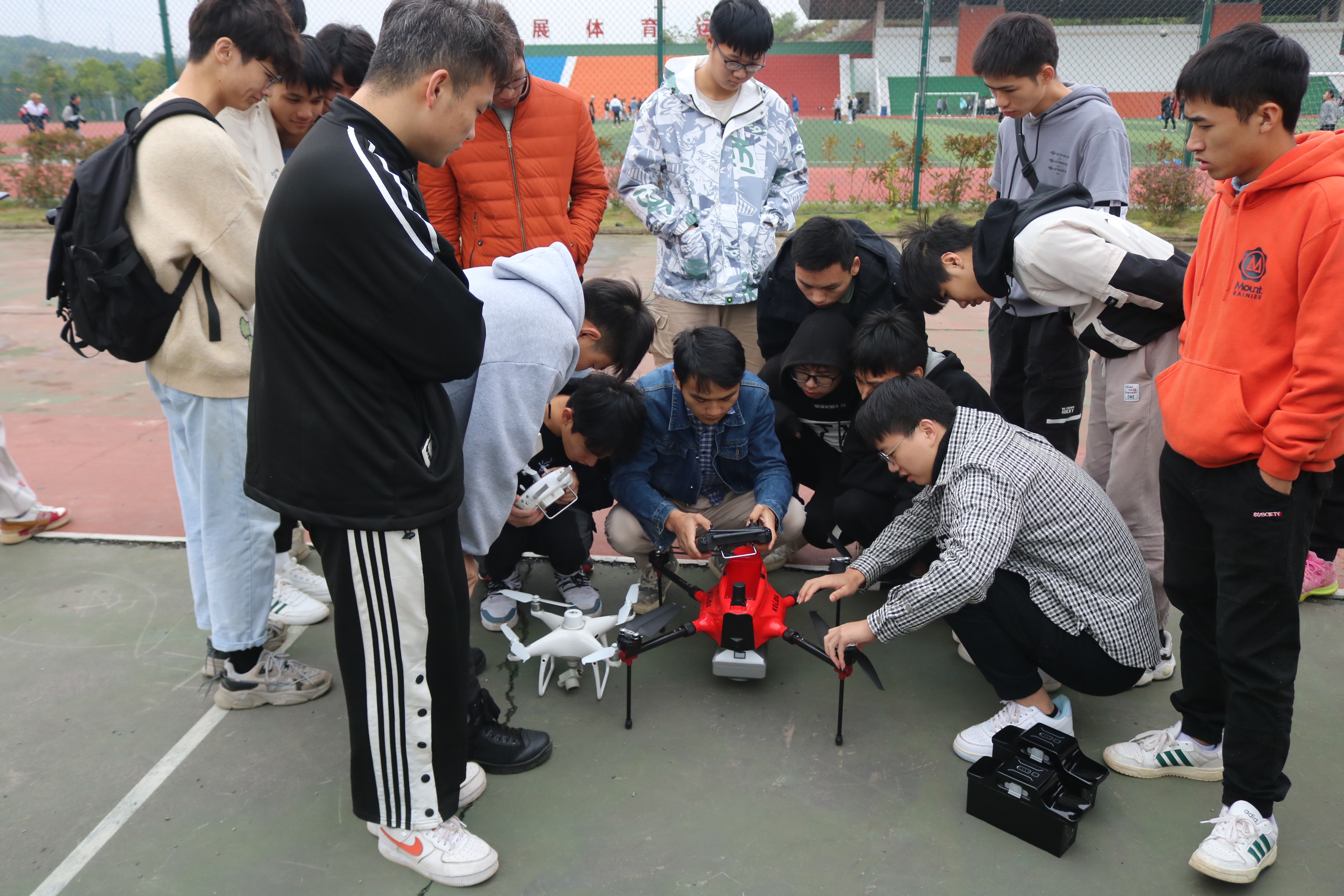企业师傅吴利振讲解无人机操作方法.JPG
