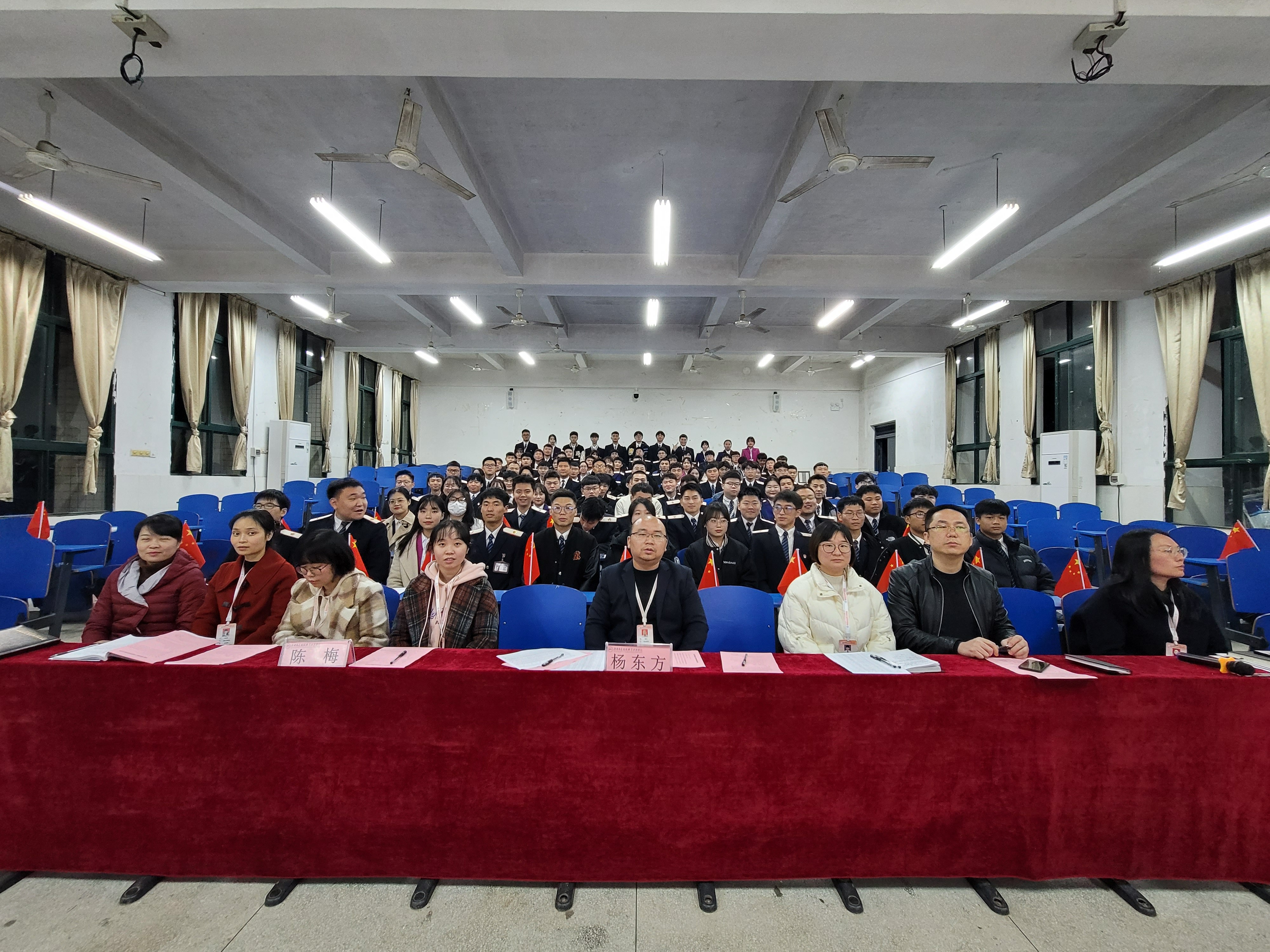 团学组织干部同领导老师合影.jpg