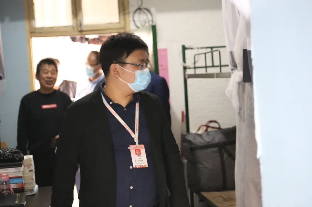 1650268888471413.jpg 铁道工程学院党总支书记杨东方检查标准化示范寝室.jpg