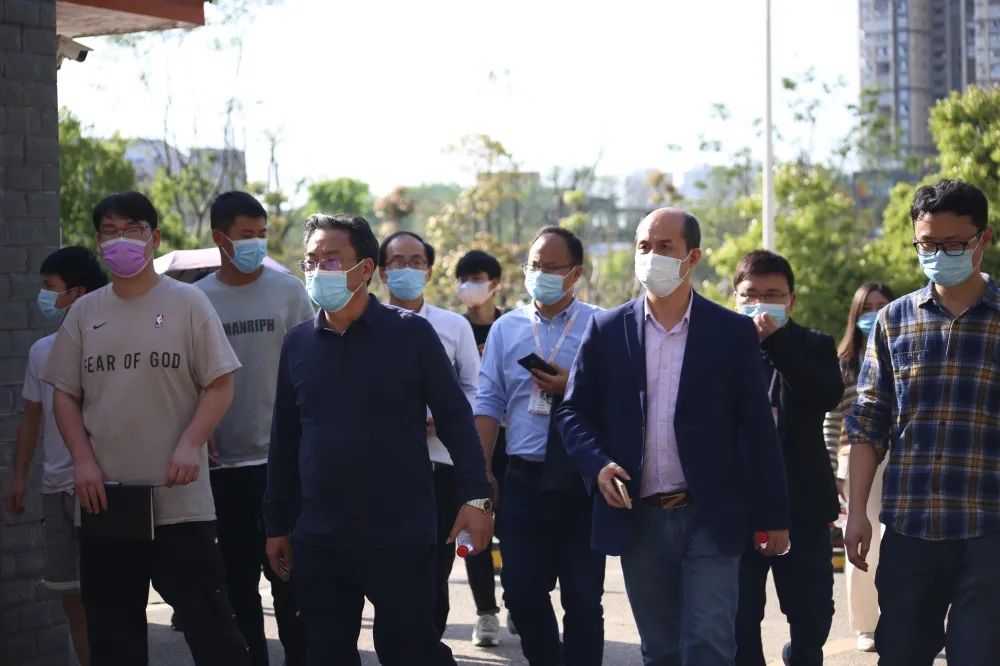 1650268662103491.jpg 院党委书记吴伟生带队前往标准化示范宿舍进行全面检查评比.jpg