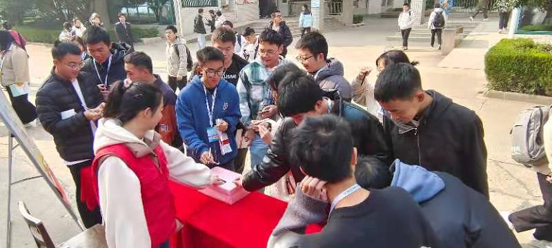 同学们积极踊跃的进行投票.png