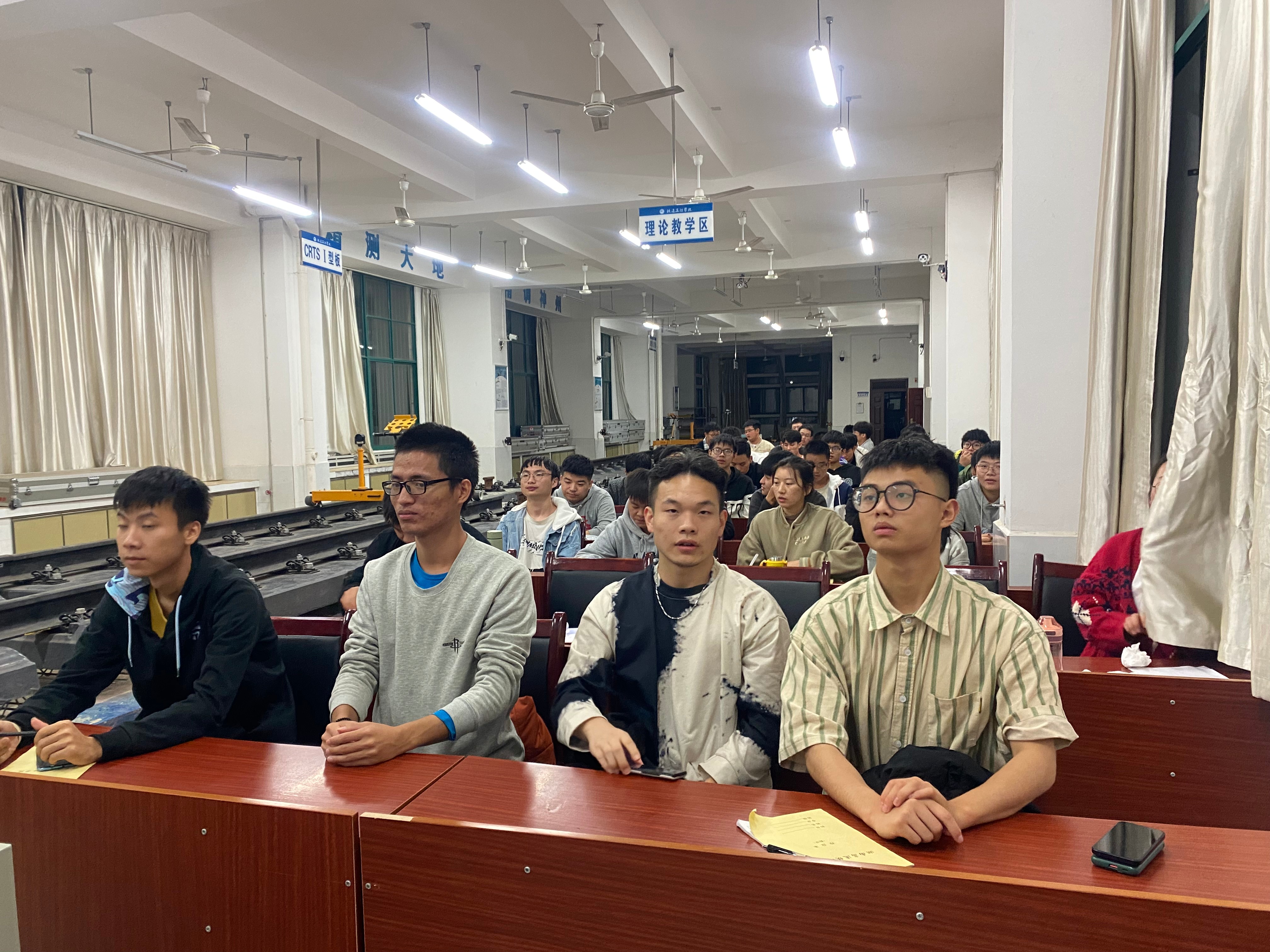 高铁铁工1903班同学认真听课.jpg